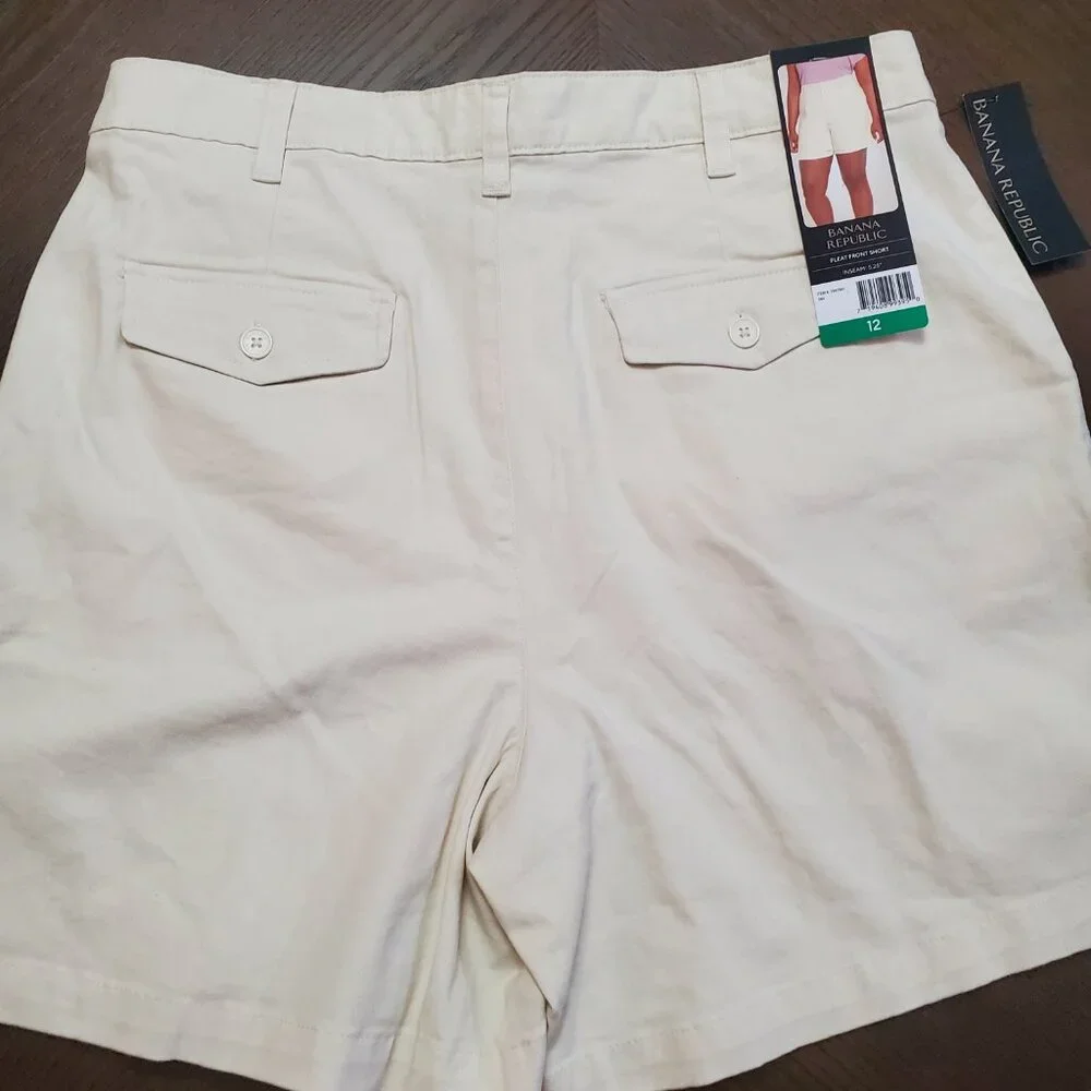 Banana Republic Pleat front tan Women's shorts size 12 New With Tags